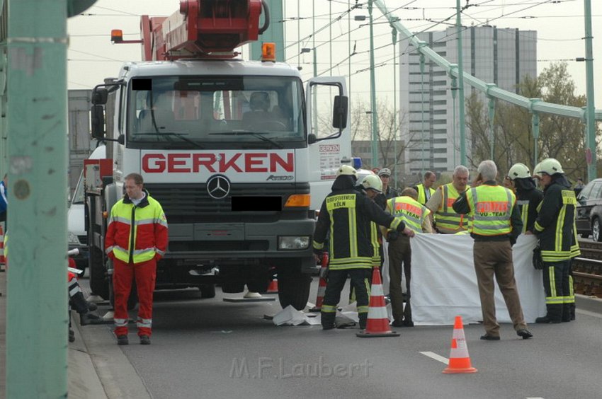 Arbeiter abgestuerzt vom PKW ueberfahren Koeln Muelheim Muelheimer Bruecke P04.jpg